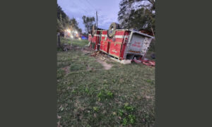 Dos bomberos heridos tras volcar camión de bomberos en Condado de Blount