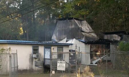 Equipos siguen trabajando para limpiar un incendio químico en Oxford