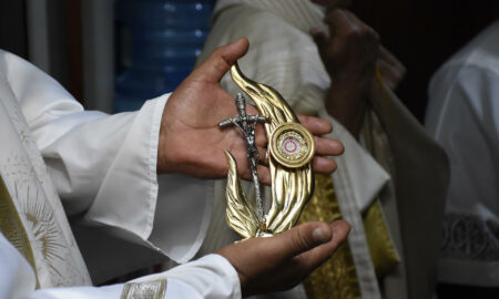 Fieles reciben con fe y esperanza las reliquias de Juan Pablo II en centro de México