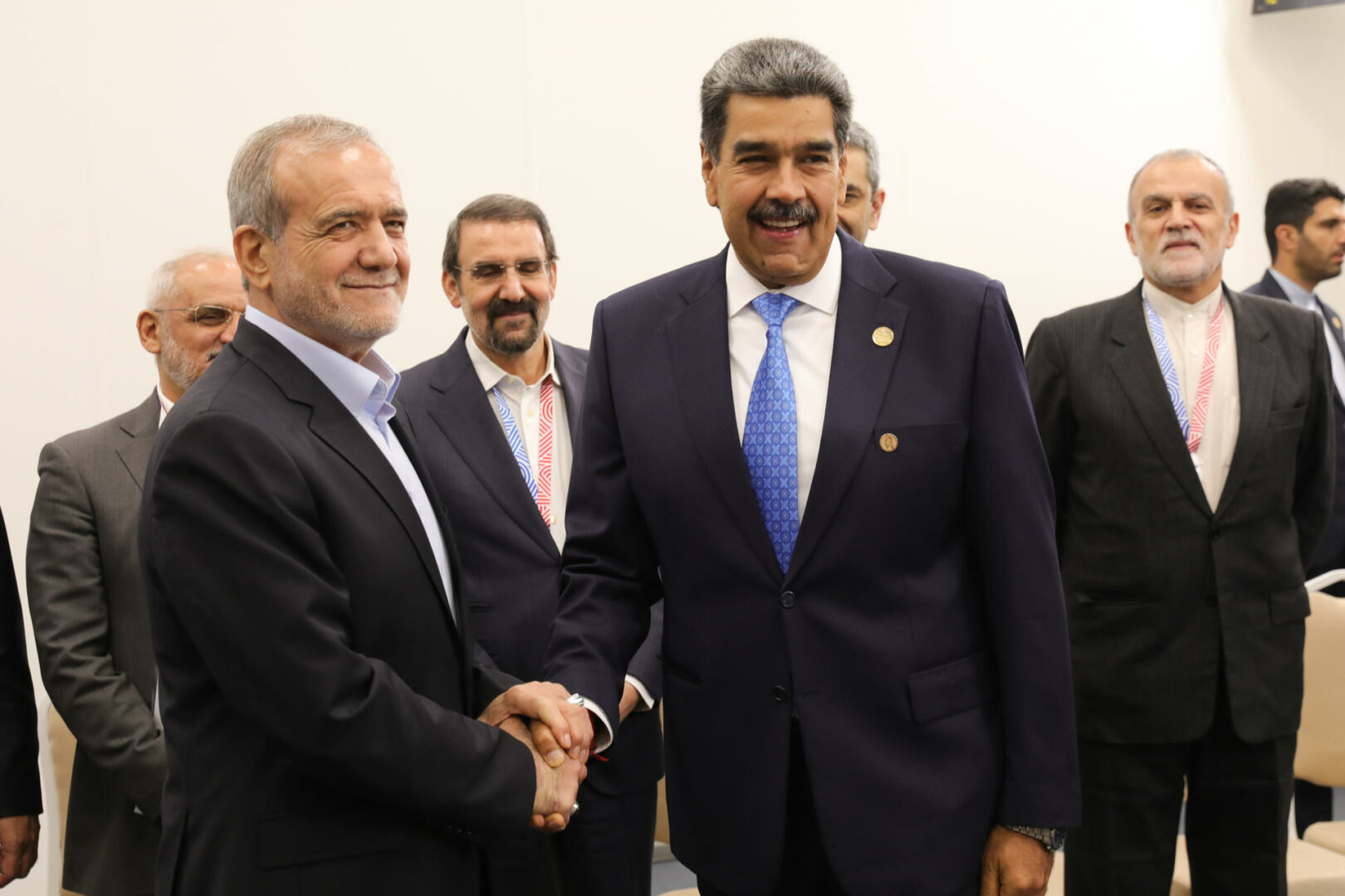 Maduro y el presidente de Irán revisan en Rusia los acuerdos relacionados con petróleo y minería