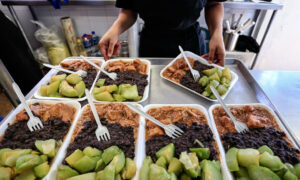 ONG del Chef José Andrés reparte 35,000 comidas diarias tras el huracán John en México