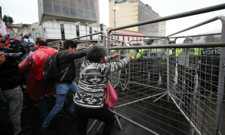 2.000 policías dispersan protesta en Ecuador contra el gobierno de Noboa