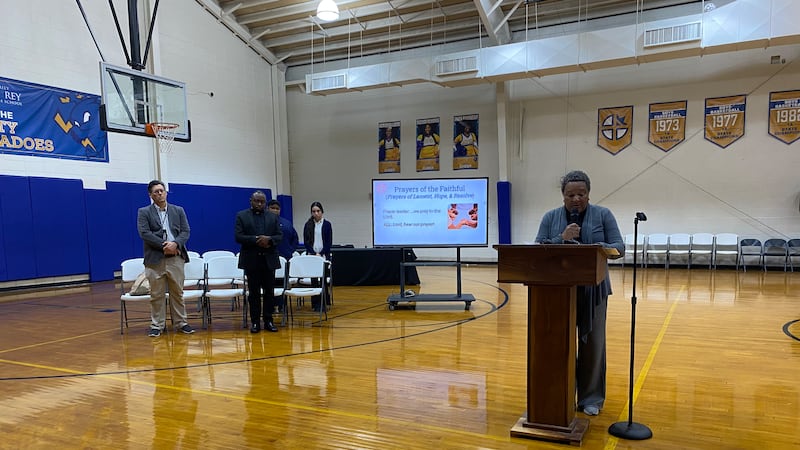 Escuela secundaria católica organiza vigilia de oración para acabar con la violencia