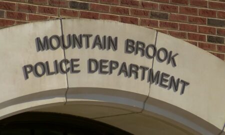 Mujer acusada de homicidio imprudente, abandona la escena de un accidente fatal en Mountain Brook