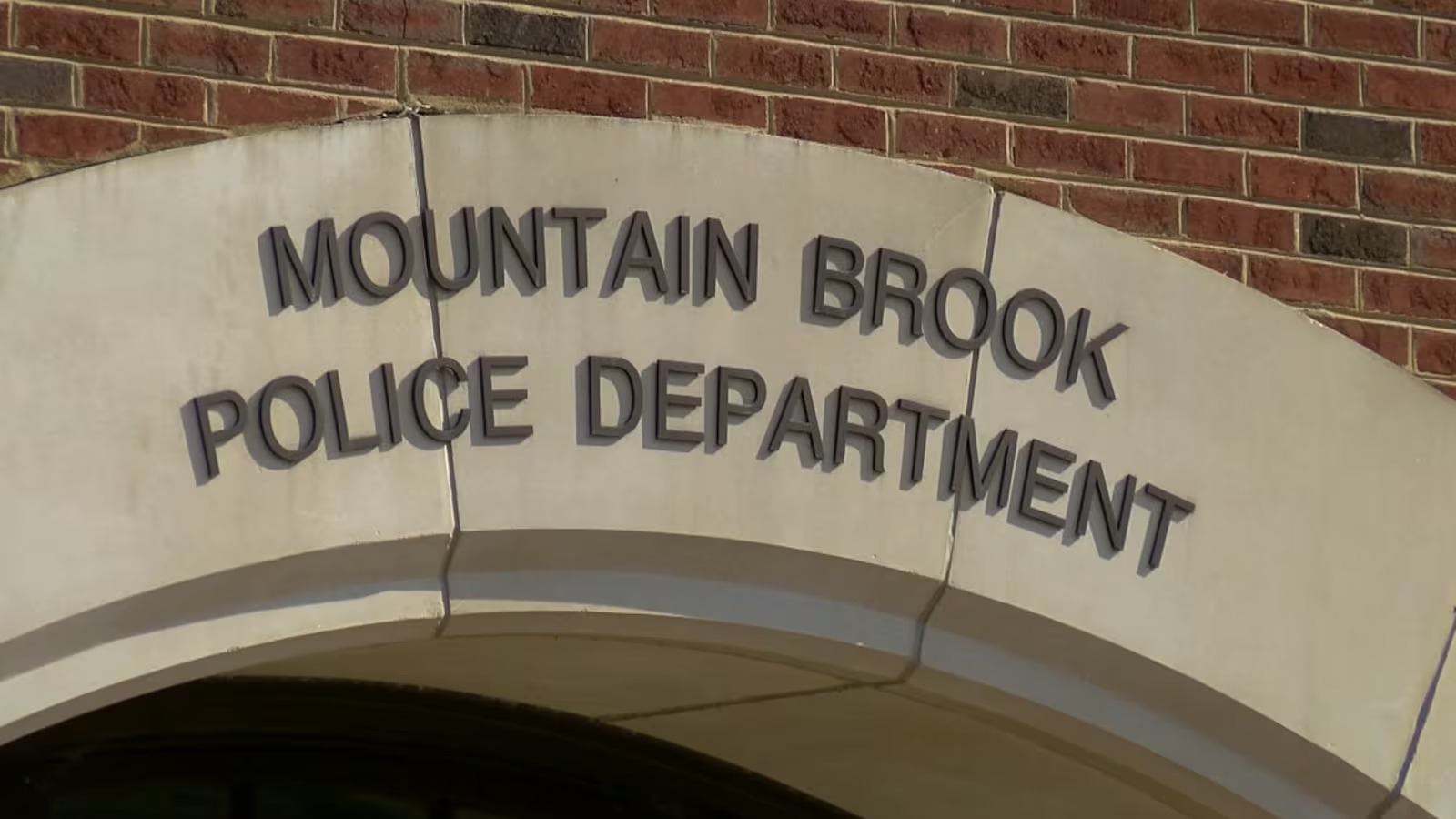 Mujer acusada de homicidio imprudente, abandona la escena de un accidente fatal en Mountain Brook