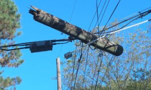 Un poste de luz roto cuelga sobre una parada de autobús en Birmingham