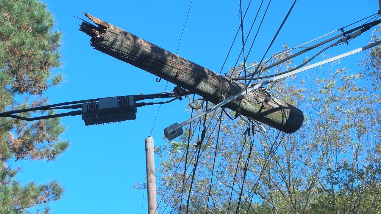 Un poste de luz roto cuelga sobre una parada de autobús en Birmingham