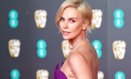 Charlize Theron cede su Instagram a un joven con VIH para visibilizarlo