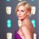 Charlize Theron cede su Instagram a un joven con VIH para visibilizarlo