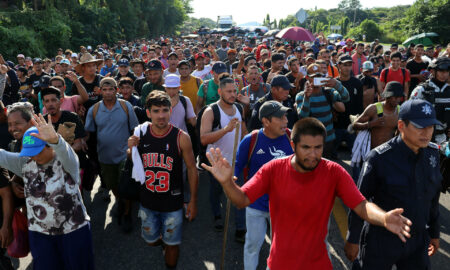 La caravana de migrantes denuncia un bloqueo policial en el sur de México