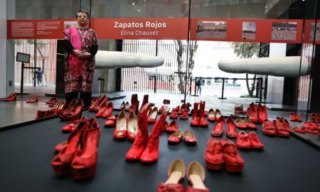 La instalación de ‘Zapatos Rojos’ vacíos visibiliza la violencia de género en México