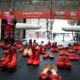 La instalación de ‘Zapatos Rojos’ vacíos visibiliza la violencia de género en México