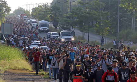 Miles de migrantes parten en caravana desde México, coincidiendo con elecciones en EE.UU.