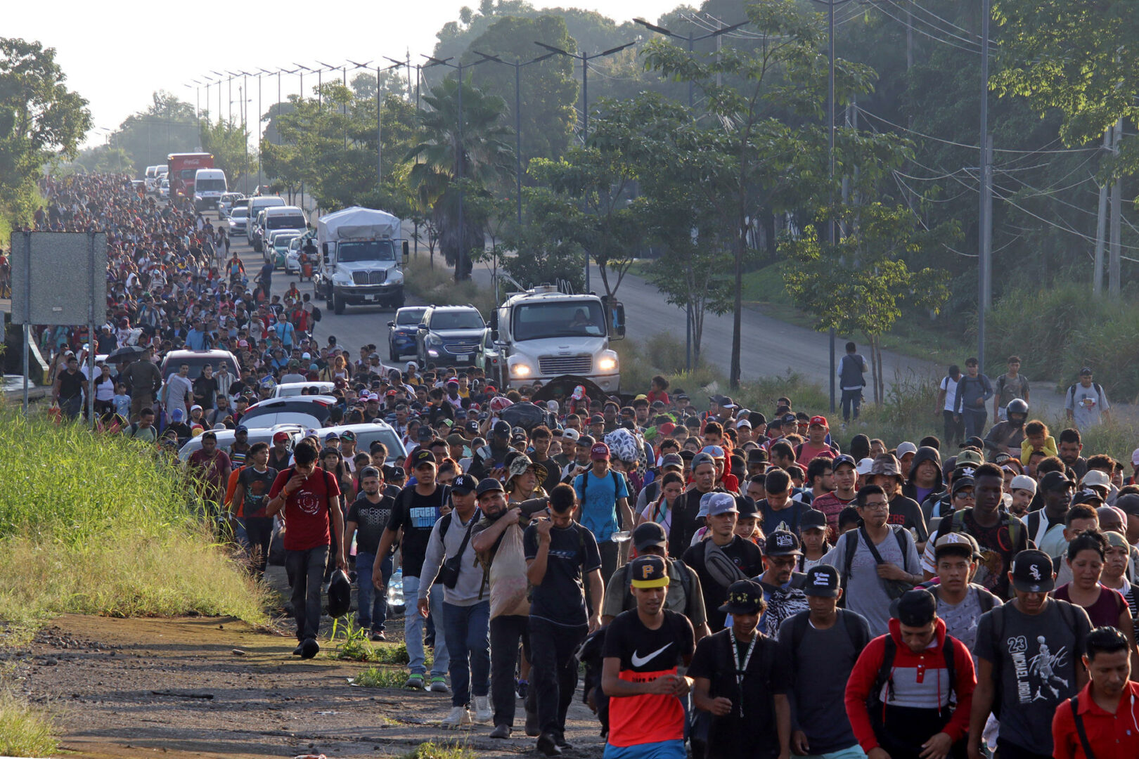 Miles de migrantes parten en caravana desde México, coincidiendo con elecciones en EE.UU.