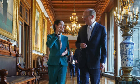 Sheinbaum se encuentra con Larry Fink para discutir sobre la economía de México y el T-MEC