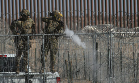 Agentes de EE. UU. lanzan bolas de pimienta a migrantes en la frontera norte de México