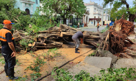 Cuba recibe el primer envío de ayuda humanitaria por el huracán Rafael