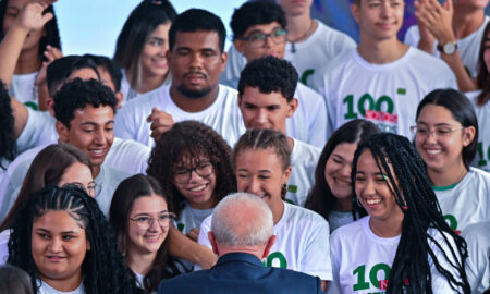 El Congreso de Brasil aprueba la ley que prohíbe los celulares en escuelas