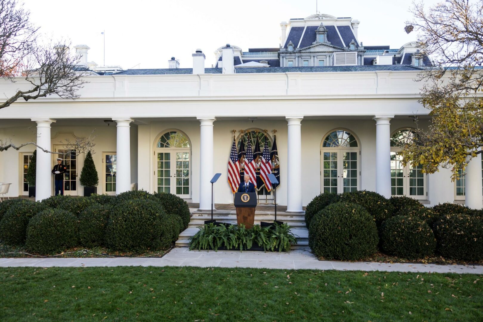 El personal de la Casa Blanca considera indultos para prevenir represalias políticas