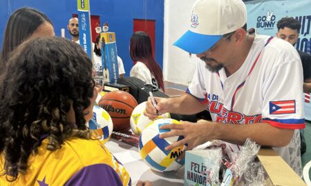 Fundación de Bad Bunny distribuye regalos a niños y jóvenes en Puerto Rico para Navidad