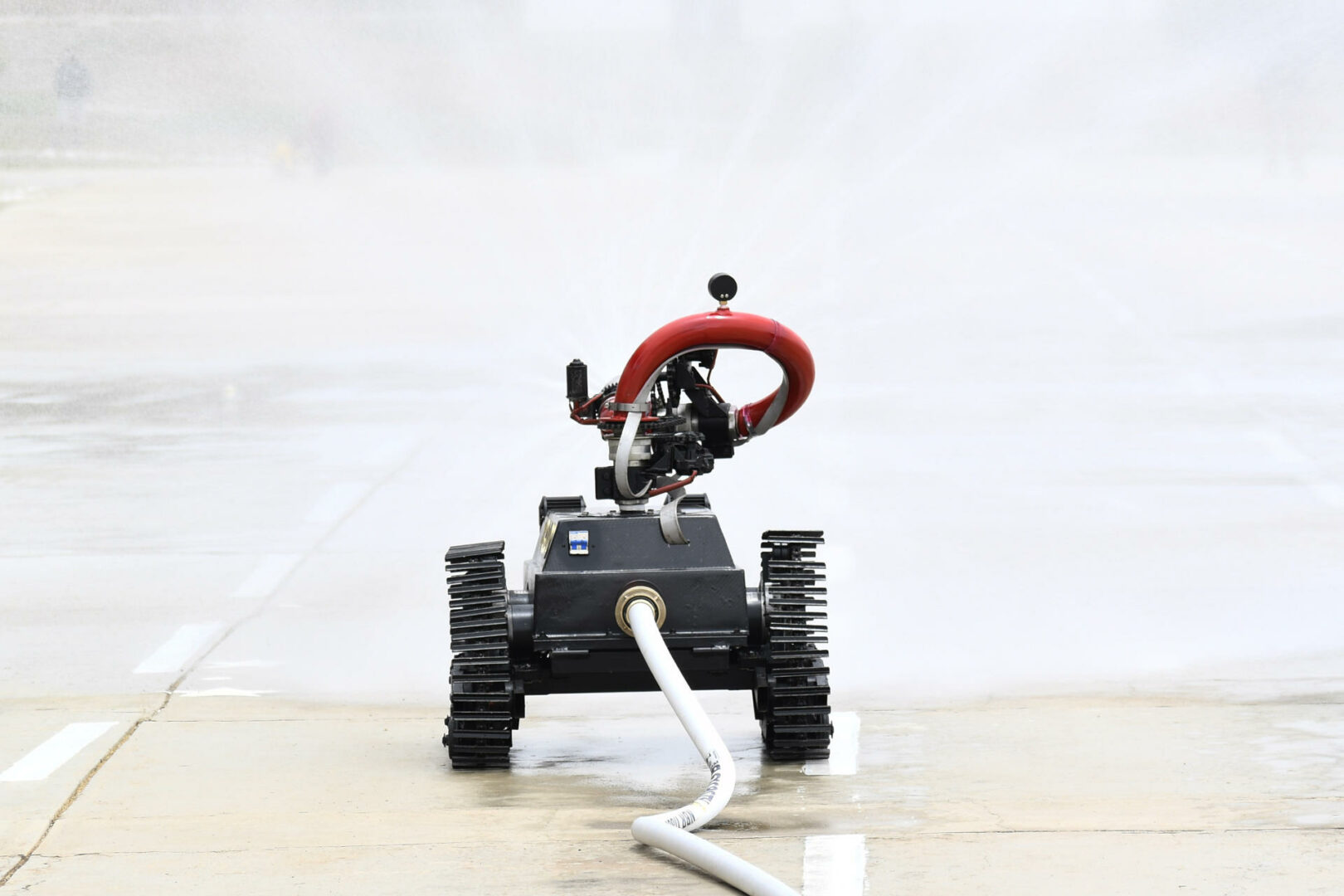 La Armada de Bolivia presenta a 'Erizo', el robot para combatir incendios forestales