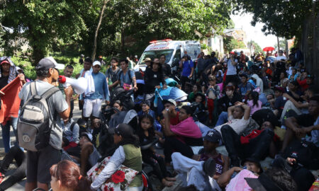 La caravana migrante enfrenta un bloqueo por parte de las autoridades en el sur de México