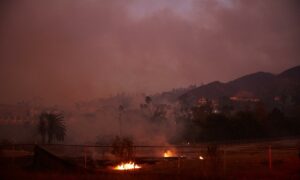 Un incendio descontrolado obliga a evacuar a miles en California