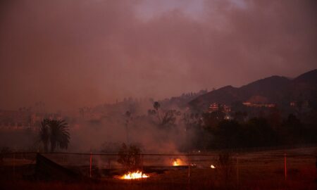 Un incendio descontrolado obliga a evacuar a miles en California