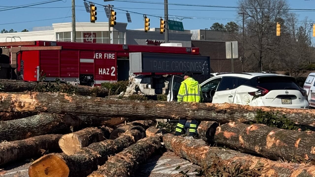 Camión maderero se vuelca frente a Stadium Trace en Hoover