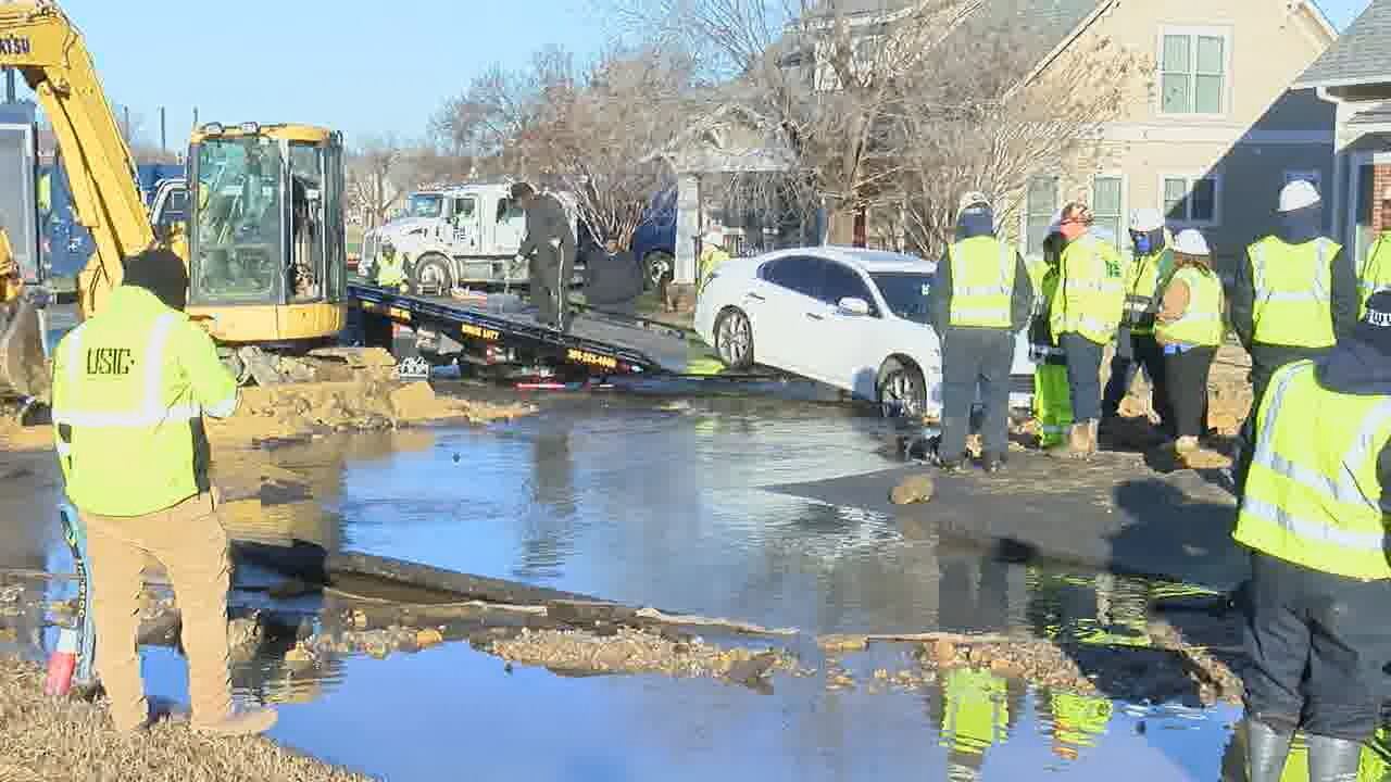 Equipos de Birmingham Water Works reparan rotura de tubería en Ensley