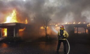 El incendio en Los Ángeles obliga a evacuar a 30,000 personas y sigue avanzando