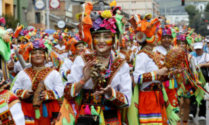 La ciudad colombiana de Pasto celebra su Carnaval con un desfile colorido