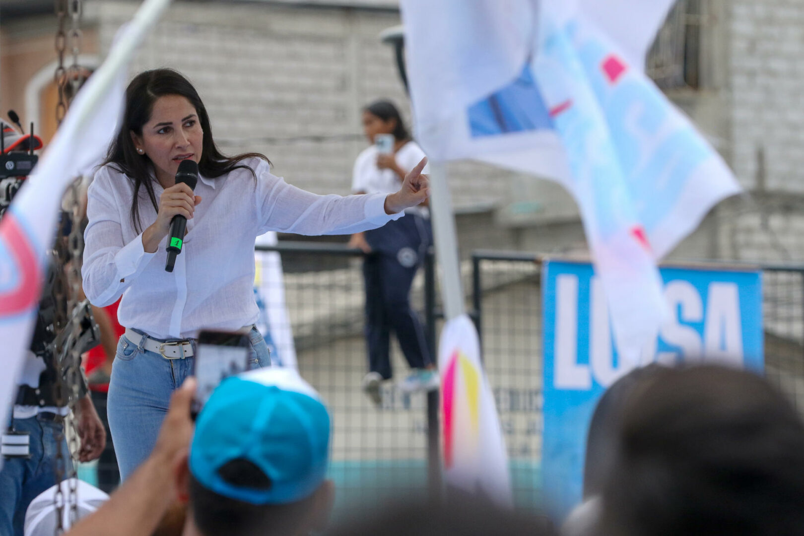 Ecuador inicia su última semana de campaña con lucha entre Noboa y González