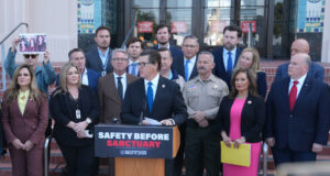 Senador republicano propone eliminar la legislación “santuario” para inmigrantes en California