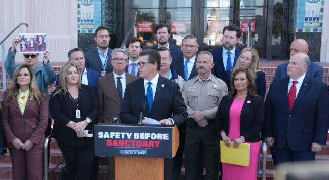 Senador republicano propone eliminar la legislación “santuario” para inmigrantes en California