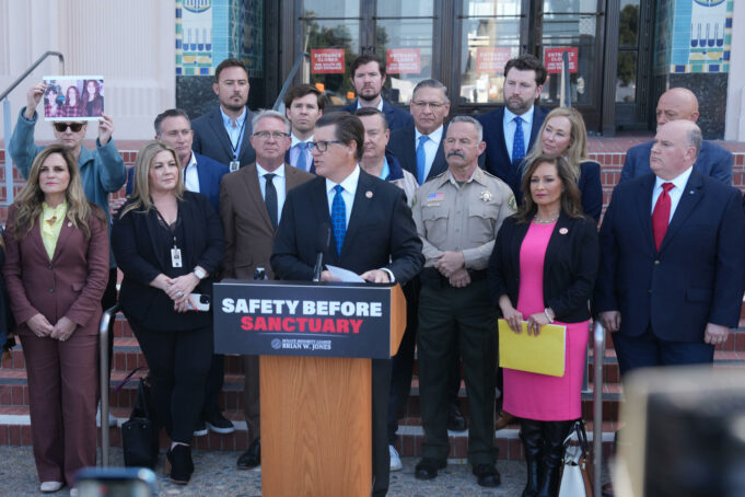 Senador republicano propone eliminar la legislación “santuario” para inmigrantes en California
