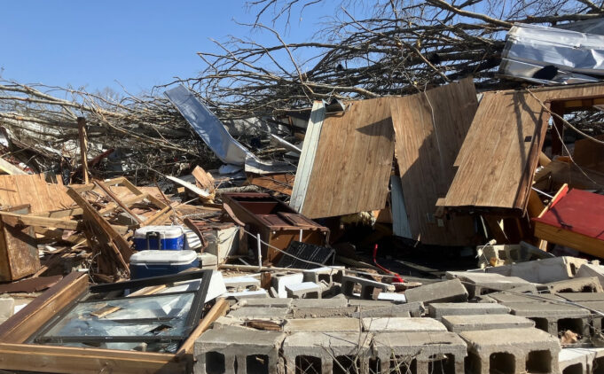 Acusan a hombre de robar calentador de agua y electrónicos tras tornado en Alabama Acusan a hombre de robar calentador de agua y electrónicos tras tornado en Alabama