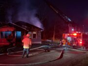 Bomberos combaten incendio el miércoles por la noche en Birmingham Bomberos combaten incendio el miércoles por la noche en Birmingham