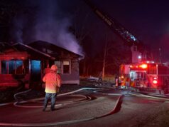 Bomberos combaten incendio el miércoles por la noche en Birmingham Bomberos combaten incendio el miércoles por la noche en Birmingham