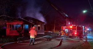Bomberos combaten incendio el miércoles por la noche en Birmingham Bomberos combaten incendio el miércoles por la noche en Birmingham