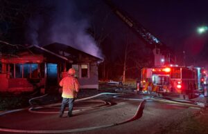 Bomberos combaten incendio el miércoles por la noche en Birmingham Bomberos combaten incendio el miércoles por la noche en Birmingham