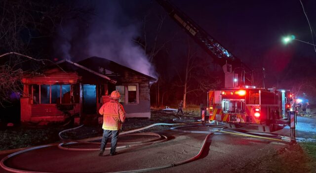 Bomberos combaten incendio el miércoles por la noche en Birmingham Bomberos combaten incendio el miércoles por la noche en Birmingham