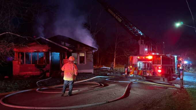 Bomberos combaten incendio el miércoles por la noche en Birmingham Bomberos combaten incendio el miércoles por la noche en Birmingham