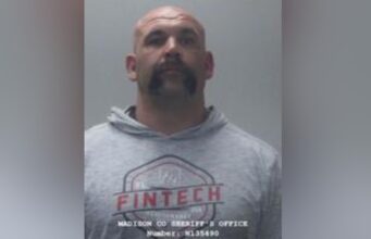 Despiden a capitán de bomberos de Madison tras arresto y cargos de crueldad animal Despiden a capitán de bomberos de Madison tras arresto y cargos de crueldad animal