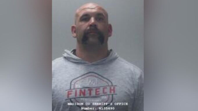 Despiden a capitán de bomberos de Madison tras arresto y cargos de crueldad animal Despiden a capitán de bomberos de Madison tras arresto y cargos de crueldad animal