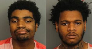 Dos hombres arrestados por robar a punta de pistola durante venta en Birmingham Dos hombres arrestados por robar a punta de pistola durante venta en Birmingham