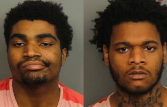 Dos hombres arrestados por robar a punta de pistola durante venta en Birmingham Dos hombres arrestados por robar a punta de pistola durante venta en Birmingham