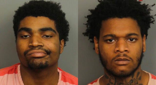 Dos hombres arrestados por robar a punta de pistola durante venta en Birmingham Dos hombres arrestados por robar a punta de pistola durante venta en Birmingham