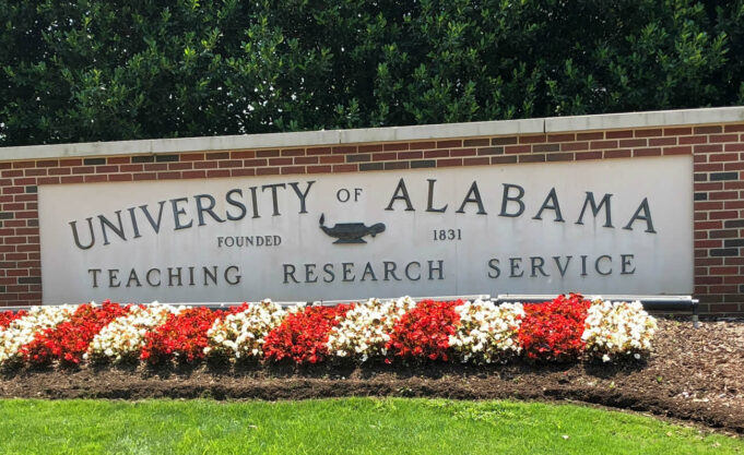 Estudiante de la Universidad de Alabama detenido por inmigración federal fuera del campus Estudiante de la Universidad de Alabama detenido por inmigración federal fuera del campus