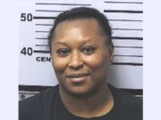 Extrabajadora de guardería arrestada por arrojar bebé a la cuna y sacarle piedra de la boca Extrabajadora de guardería arrestada por arrojar bebé a la cuna y sacarle piedra de la boca